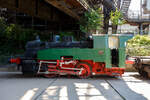 Die Normalspur-Dampflokomotive 46 der Vlklinger Htte (ehem. Rchling'schen Eisen- und Stahlwerke GmbH in Vlklingen/Saar, ab 1982 ARBED-Saarstahl GmbH, ab 1986 Saarstahl Vlklingen GmbH), eine Jung Hochofenlok niedriger Bauart, abgestellt mit einem offenen Roheisenpfannenwagen der Burbacher Htte, hier am 01 Juli 2025 am Gelnde Vlklinger Htte als Denkmal. Heutiger Eigentmer ist die Initiative Vlklinger Htte e.V..

1964 wurde die Lok Nr. 46 mit der Fabriknummer 13835 im Auftrag der Rchling'schen Eisen- und Stahlwerke als letzte rostgefeuerte Dampflok der Firma Arnold Jung, Lokomotivfabrik GmbH, in Jungenthal bei Kirchen an der Sieg gebaut und am 09.12.1964 geliefert. Einsatzgebiet war der Roheisentransport von den sechs Hochfen zum Thomasstahlwerk, wobei die besonders beengten Verhltnisse auf der Vlklinger Htte eine besondere Bauform erforderten. Die Verbindung zwischen Eisenwerk und Stahlwerk war nur durch einen Tunnel mglich, da die Deutsche Bahn durch ihre Gleisanlagen die Htte in zwei Bereiche teilt. Dieser Tunnel, der Roheisenkanal, ist so niedrig, dass die zweiachsige Lok nur eine Hhe von 2.640 mm ber der Schienenoberkante und eine Breite von 2.450 mm aufweist. Die Loks 44 (11945/Baujahr 1953) und 45 (13240/Baujahr 1959), die nach vorliegenden Unterlagen technisch baugleich sind, wurden schon vorher (von der Arnold Jung GmbH an die Vlklinger Htte geliefert. 

Um speziell die Fhrerhausrckwand, die Lampen, aber auch die Kupplungselemente zwischen Lok und dem ersten Wagen vor flssigen glhenden Spritzern von herabfallenden Roheisen zu schtzen, erhielten die Lokomotiven ein nach hinten verlngertes Dach. Die Puffer wurden im Stahlwerk den dort vorhanden Roheisenpfannenwagen angepasst. Alte Jung Mitarbeiter berichten, an der Lok htte man kaum was verdient, weil lnst nicht mehr Dampflokteile ab Lager vorhanden waren umd z.T. mhsam und teuer beschafft werden musste.

Im Zuge der Modernisierung und Rationalisierung wurden die Roheisendampfloks 1981 nicht mehr bentigt. Whrend die Lokomotiven 44 und 45 an ein Museum im Ruhrgebiet verkauft wurden, gelangte die Lokomotive 46 als technisches Denkmal 1982 zur Universitt Kaiserslautern. Diese schenkte die Lokomotive 46 der Initiative Vlklinger Htte, die sie mit Hilfe von Sponsoren am 9. Februar 1999 nach Vlklingen zurckholte.

TECHNISCHE DATEN:
Baujahre: 1953,1959 und 1964
Gebaute Anzahl: 3
Spurweite: 	1.435 mm (Normalspur)
Achsformel: B
Lnge: 7.600 mm
Achsabstand: 2.000 mm
Triebraddurchmesser: 1.000 mm (neu)
Breite: 2.450 mm
Hhe: 2.650 mm
Dienstgewicht: 26 t
Hchstgeschwindigkeit: k. A. 
Leistung: 250 PS
Zugkraft: 7,5 t
Zylinder: 2 Stck,  380 mm x 500 mm Hub
Dampfdruck: 14 bar
Heizflche: 58,92 m
Rostflche: 1,17 m
Anzahl Siederohre: 178 Stck
Durchmesser Siederohre: 33/38 mm
Lnge Siederohre: 2.540 mm
Wasservorrat: 2.500 l (2,5 m)
Kohlenvorrat: 500 kg