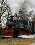 Die Jung Schmalspur Dampflok 20 'Haspe' der Selfkantbahn bzw. Interessengemeinschaft Historischer Schienenverkehr e. V. (IHS) zieht ihren Personenzug am 31 März 2013 bei Birgden in Richtung Gillrath. 

Fahrzeuggeschichte:
Die Dampf-Tenderloko ...