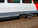 Detailbild eines der beiden End-Triebdrehgestelle SF 7500 des HLB 563 802 / 563 902 (94 80 0563 802-8 D-HEB / 94 80 0563 902-6 D-HEB), einer der drei neuen zweiteiligen Hybridtriebzüge (E/Akku) der BR 563 vom Typ SIEMENS Mireo Plus B der HLB (Hessische Landesbahn GmbH). Er fährt am 02 Mai 2025 auf Leerfahrt durch den Bahnhof Kirchen/Sieg in Richtung Betzdorf, hier hat er kurz Hp 0.

Die Drehgestellplattform SF 7500 umfasst End-Trieb-Drehgestelle wie auch Jakobs-Trieb- und Laufdrehgestelle. 

Die Fahrwerke zeichnen sich durch hohe Achslasten, ihre Leichtbauweise sowie durch eine hohe Ausstattungsvarianz aus. Die SF 7500 Fahrwerke sind die konsequente Weiterentwicklung der Baureihe SF 7000, die sehr erfolgreich in der Desiro City Flotte im Vereinigten Königreich Verwendung findet. Auch beim SF 7500 wurde das Prinzip der Innenlagerung umgesetzt. 

Die Fahrwerke haben einen geringen Bogenwiderstand und sind sehr kompakt konzipiert. Trotzdem bieten sie ausreichend Einbauraum für einen leistungsfähigen und effizienten Antrieb. Prinzipiell können alle Fahrwerkstypen mit einer MG-Bremse ausgestattet werden.

TECHNISCHE DATEN (Triebdrehgestell):
Spurweite: 1.435 mm (Normalspur)
Fahrwerksplattform: SF 7500
Betriebsgeschwindigkeit: bis 160 km/h
Radsatzlast (EN 13103/13104):  20 t
Raddurchmesser neu/abgenutzt: 880 mm / 810 mm
Radsatzstand: 2.300 mm
Höhe Drehgestell Oberkante Luftfeder: ca. 974 mm
mechanische Bremse: Radscheibenbremse
Gewicht Drehgestell inkl. Antrieb, Radscheiben- und MG-Bremse: 8,5 t 

Quelle: SIEMENS