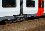 Detailbild des mittigen Jakobs-Laufdrehgestell SF 7500 des HLB 563 802 / 563 902 (94 80 0563 802-8 D-HEB / 94 80 0563 902-6 D-HEB), einer der drei neuen zweiteiligen Hybridtriebzüge (E/Akku) der BR 563 vom Typ SIEMENS Mireo Plus B der HLB (Hessische Landesbahn GmbH). Er fährt am 02 Mai 2025 auf Leerfahrt durch den Bahnhof Kirchen/Sieg in Richtung Betzdorf, hier hat er kurz Hp 0.

Die Drehgestellplattform SF 7500 umfasst End-Trieb-Drehgestelle wie auch Jakobs-Trieb- und Laufdrehgestelle. 

Die Fahrwerke zeichnen sich durch hohe Achslasten, ihre Leichtbauweise sowie durch eine hohe Ausstattungsvarianz aus. Die SF 7500 Fahrwerke sind die konsequente Weiterentwicklung der Baureihe SF 7000, die sehr erfolgreich in der Desiro City Flotte im Vereinigten Königreich Verwendung findet. Auch beim SF 7500 wurde das Prinzip der Innenlagerung umgesetzt. 

Die Fahrwerke haben einen geringen Bogenwiderstand und sind sehr kompakt konzipiert. Trotzdem bieten sie ausreichend Einbauraum für einen leistungsfähigen und effizienten Antrieb. Prinzipiell können alle Fahrwerkstypen mit einer MG-Bremse ausgestattet werden.

TECHNISCHE DATEN (Jakobs-Laufdrehgestelle):
Spurweite: 1.435 mm (Normalspur)
Fahrwerksplattform: SF 7500
Betriebsgeschwindigkeit: bis 160 km/h
Radsatzlast (EN 13103/13104):  20 t
Raddurchmesser neu/abgenutzt: 880 mm / 810 mm
Radsatzstand: 2600 mm
Höhe Drehgestell Oberkante Luftfeder: ca. 1050 mm
mechanische Bremse Radscheibenbremse
Gewicht Drehgestell inkl. Radscheiben- und MG-Bremse: 6,3 t Ca.

Quelle: SIEMENS