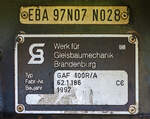 GBM 62.1.186 Fabrikschild von dem Gleisarbeitsfahrzeug GAF 100 R/A (Schweres Nebenfahrzeug Nr. 97 17 52 112 18-7) der DB Bahnbau GmbH am 14 August 2013 im Rbf Betzdorf/Sieg abgestellt.