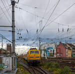 Nun schiebt die 111 059-2 (91 80 6111 059-2 D-DBMP) der DB InfraGO AG, ex DB Netz AG / DB Netz Instandhaltung – Fahrwegmessung am 21 Oktober 2025, den Messzug der DB Systemtechnik GmbH (Minden/Westf.), vom Hauptbahnhof Köln in Richtung Han ...