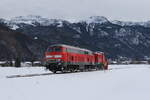 218 401 mit einem Schneepflug am 5. Dezember 2023 kurz vor Aschau im Chiemgau.