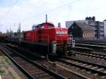 Eine DB 294 ist am 17.04.2008 mit einem Gterzug im Bahnhof von Herne unterwegs.