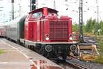 211 019-5 der Museumsbahn Vienenburg hat hier anlässlich eines Treffens der Cunnard Liner Queen Mary und Queen Elizabeth im Hamburger Hafen Einfahrt mit ihrem Sonderzug in den Bahnhof