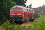 218 831-6(ex 218 394-5)ist zusammen mit der 218 389-5 die Zuglok des IC 2073 Sylter Strand und hat hier die Kurswagen für den Zug nach Dagebüll rangiert und wartet nun darauf wieder an den