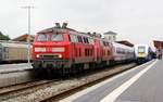 218 372-1 und 340-8 mit dem IC 2315 Deichgraf nach Frankfurt(M)beim Halt in Niebüll, zwecks Übernahme der Kurswagen aus Dagebüll.