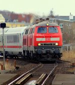 Angeführt von 218 340-8 und 218 369-7 wird hier mit ordentlich Hitze der IC 2310 nach Westerland durch Husum gezogen.Die Aufnahme enstand am Bü in Husum an der kleinen Hubbrücke vorm