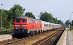 DB 218 371-3 und 363-0 mit einem verspäteten IC festgehalten bei der Durchfahrt in Langenhorn.