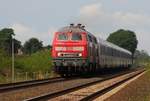 218 397 und 385 mit IC Richtung Husum/Hamburg, Bü Hundebüller Weg in Stedesand 26.08.17