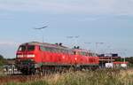 DB 218 314 und 366 haben gerade einen SyltShuttle in Niebüll angeliefert und rangieren nun zum anderen Ende des Zuges.