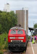 DB 218 345 und 344 mit dem IC 2311 in Husum.