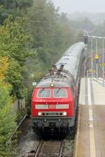 DB 218 397 + 315 haben mit dem IC 2311 nach Stuttgart Einfahrt in Bredstedt.