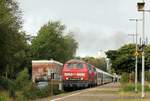 DB 218 366 und 389 verlassen mit dem IC 2311 nach Stuttgart am Haken Husum Richtung Süden.