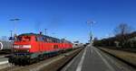 DB 218 321-8 REV/HB X/11.04.18 Verl/ANB/28.02.26 und 218 322-6 REV/HB X/05.06.18 Verl/LHG 9/29.05.25 verlassen Niebüll mit dem IC 2311 am Haken Richtung Süden.
