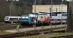 Blick auf das Bw in Husum: vlnr RheinRuhr Bahn 648 420/920+ 648 4xx mit aufgebockter Vorderachse, NAH.SH/DB 245 207, 218 330 + 218 470 sowie einige beschmierte MP Wagen.
