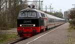 DB 218 497-6 verlässt hier lautstark mit dem IC 2311/2313 am Haken Husm gen Süden.