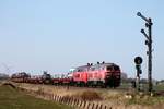 DB 218 463 + RP 218 319 mit Autozug am Einfahrtsignal zum Kreuzungsbahnhof Lehnshallig 18.04.2021