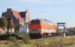 NeSA 218 117 fährt zu dem Schienenschleifzug, den sie nach Lübeck bringen soll, im Hintergrund die Klappbrücke über den Husumer Hafen, 28.10.2021