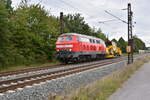 218 451 mit einem Planiergerät am Haken in Thüngersheim gen Karlstadt fahrend am 14.9.2024 