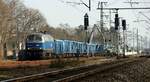 EGP 218 153-5 mit einem Teil des Düngerzuges abgestellt in der Ladestrasse am Bhf Jübek. 28.03.2025