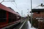 Fast zugefahren das Objekt der Begierde...NAH.SH Lint 0648 346/846 hat als RE 74 nach Husum Einfahrt und aus dem Norden kommt die DB Gravita mit einer Übergabe aus Flensburg-Weiche.