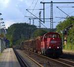 DB 261 035-0 mit der Übergabe aus Flensburg-Weiche kommend ist hier auf der Reise nach Neumünster und dieselt mit ihrem Holzzug gerade durch Schleswig.