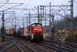 DB 295 044-2 dieselt hier mit einm Güterzug durch Hamburg-Harburg.