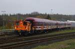 Northrail/NOB 3335 143-4(REV/D-KIEL/18.11.09)rangiert hier mit 4 Am Wagen des EVU Euro-Express die im Einsatz für den HKX sind im NOB Bw Bereich in Husum.