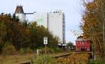 Da versteckt sich die inzwischen durch reichlich Vandalismus beschädigte ehemalige Lok 2 aus Kappeln eine V 60 D, LEW 15632 Bj 1978 am Stellwerk und wartet seit 2019 auf die Abholung durch ihren Berliner Käufer. Süderbrarup 03.11.2022