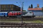 singen-htw/781494/zum-thema-nahverkehr-vor-40-jahren Zum Thema Nahverkehr vor 40 Jahren. Hier gibt es einen 'Museumsverkehr' vom Feinsten diesen Sommer.

218 256, ex DB, ex GKB, ex Elba, nun NeSa war wohl den Umbau der 218er in Österreich entgangen und präsentiert sich im Originalzustand. Für Fans historischer Dieselloks und 218-Fans ein echtes Highlight. Dahinter der ebenfalls mittlerweile historische n-Wagenzug mit Schnellzug-Gepäckwagen stehen in Singen zur Rückfahrt nach Ulm bereit. Juli 2022.