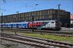singen-htw/781495/zum-thema-nahverkehr-vor-40-jahren Zum Thema Nahverkehr vor 40 Jahren. Hier gibt es einen 'Museumsverkehr' vom Feinsten diesen Sommer.

218 256, ex DB, ex GKB, ex Elba, nun NeSa war wohl den Umbau der 218er in Österreich entgangen und präsentiert sich im Originalzustand. Für Fans historischer Dieselloks und 218-Fans ein echtes Highlight. Dahinter der ebenfalls mittlerweile historische n-Wagenzug mit Schnellzug-Gepäckwagen stehen in Singen vor mittlerweile moderner Kulisse zur Rückfahrt nach Ulm bereit. Juli 2022.