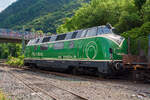 Die V 200 053 Lok D 9 der Brohltal-Schmalspureisenbahn Betriebs-GmbH (92 80 1220 053-3 D-BEG) abgestellt auf dem Umladebahnhof am 04.07.2012 in Brohl.

Die V 200.0 wurde 1957 von Krauss-Maffei unter der Fabriknummer 18297 gebaut und als V 200 053 an die Deutsche Bundesbahn ausgeliefert, 1968 erfolgte die Umzeichnung in DB 220 053-3 und 1983 die Ausmusterung bei der DB. Im Jahr 1986 wurde sie an die SBB verkauft, die sie durch die Regentalbahn AG aufarbeiten lies und 1988 als Am 4/4 18466 in Dienst stellte, bis sie dort wieder 1996 ausgemustert wurde. 

Die Lok konnte Stefan mal  zu ihrer SBB Zeit 1990 ablichten, siehe:
http://igschieneschweiz.startbilder.de/bild/schweiz~bahnhoefe~lausanne/378490/in-lausanne-zeigt-sich-die-am.html

Dann 1997 ging sie an die GES - Gesellschaft zur Erhaltung von Schienenfahrzeugen Stuttgart e. V. und 1999 an EVB - Eisenbahnen und Verkehrsbetriebe Elbe-Weser GmbH, wo sie erst als Lok 288 und später als 417.01 bezeichnet wurde. Nach einem  Getriebeschaden wurde sie 2003 	von der EVB abgestellt. Im Januar 2007 kaufte die V 220 053 dann an die Brohltal-Eisenbahn setzte die Lok wieder instand und bezeichnete sie als Lok D 9. Nach Rissen an einem Drehturm am Rahmen wurde die V 200 im Jahr 2014 abgestellt und 2015 an die DP - Deutsche Privatbahn GmbH in Altenbeken verkauft. Ende des Jahres 2015 erhielt die Lok eine Neulackierung im klassischen purpur-rot der DB. Sie ist eine rollfähige und vollständig erhaltene Museumslokomotive in gutem Zustand.

Die DB-Baureihe V 200.0 war eine der ersten Diesel-Streckenlokomotiven der Deutschen Bundesbahn. Die V 200 beförderte hochwertige Schnellzüge auf allen wichtigen Hauptstrecken. Durch die fortschreitende Elektrifizierung wurden die Maschinen jedoch aus diesen Diensten nach und nach verdrängt. Im Betrieb wurden die V 200.0 durch steigende Zuglasten öfter überfordert, so dass es zu Schäden kam. Die Deutsche Bundesbahn stellte daher ab 1962 die stärkere Baureihe V 200.1 (später Baureihe 221) in Dienst.
Die V 200 hatte zwei schnelllaufende V12-Dieselmotoren mit hydraulischer Kraftübertragung. Beide Antriebsgruppen waren unabhängig voneinander. Jeder Motor trieb dabei über einen Drehmomentwandler eines der beiden Drehgestelle an. Die Höchstgeschwindigkeit betrug 140 km/h. Es kamen zwei Motorentypen von Maybach-Motorenbau (Maybach MD 650) und Mercedes-Benz (MB 12 V 493 TZ) sowie zwei Getriebetypen von Maybach und Voith zum Einsatz. Motoren und Getriebe waren so konstruiert, dass sie freizügig zwischen der V 200, der V 100.10, der V 80 sowie den Dieseltriebwagen-Baureihen VT 08, VT 11 und VT 12 getauscht werden konnten.

Die Schaltpunkte der beiden Getriebe sind leicht zueinander versetzt, um beim Gangwechsel zu starke Rucke im Zug zu vermeiden. Während das Maybach-Mekydro-Getriebe K 104 über nur einen Drehmomentwandler und vier mechanische Gänge verfügte, wurde der Gangwechsel im Dreigang-Getriebe Voith L306 durch Umschaltung zwischen drei unterschiedlich dimensionierten Drehmomentwandlern realisiert.

Die Getriebe sind unter den Führerständen montiert. Die Anlasslichtmaschinen befinden sich unmittelbar über den Pufferbohlen. Sie sind über einen Durchtrieb des Getriebes mit dem Dieselmotor verbunden. Die Lokomotiven verfügen zwischen den beiden Führerständen über nur einen Maschinenraum-Seitengang. Auf der gegenüberliegenden Seite sind einige Hilfsbetriebe untergebracht. Unmittelbar hinter den Führerständen sind die Motoren angeordnet. Der Dampfkessel für die Zugheizung befindet sich in Lokmitte. Zum Ausbau der Großgeräte verfügt das Dach über abnehmbare Hauben.

Der Heizkessel dient der Vorwärmung der Maschinenanlage und der Versorgung des Wagenzuges mit Heizdampf.

Als Führerbremsventil ist bei den Serienloks ein D2-Selbstregler eingebaut, bei der Vorserie ein Knorr Nr. 10. Die indirekte Druckluftbremse entspricht der mehrlösigen Bauart Westinghouse.

Die Lokomotiven besaßen die „Vielfachsteuerung Bauart 1949“ und waren damit wendezug- und mehrfachtraktionsfähig. Technisch konnten damit bis zu drei Lokomotiven gemeinsam gesteuert werden. An Sicherheitseinrichtungen waren von Anfang an Indusi I 54 und eine Zeit-Weg-Sifa vorhanden. Ebenfalls der Sicherheit dienten eine Brandmeldeanlage und die Möglichkeit, das Kesselspeisewasser zum Feuerlöschen einzusetzen.

TECHNISCHE DATEN (Serie):
Gebaute Stückzahl: 86 (davon 5 Vorserien Loks)
Spurweite: 1.435 mm
Achsformel: B’B’
Länge über Puffer: 18.530 mm
Drehzapfenabstand: 11.500 mm
Achsabstand im Drehgestell: 3.200 mm
Dienstgewicht: ca. 80 t
Höchstgeschwindigkeit: 140 km/h
Leistung: 1.768 kW (2x 884 kW / 2x 1200 PS)
Anfahrzugkraft: 235 kN
Dauerzugkraft: 177 kN
Motorbauart: 2 × V12-Zylinder-Diesel
Motor-Nenndrehzahl: 1.500 U/min
Leistungsübertragung: hydraulisch
