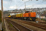 br-271-mak-g-1000-bb-3/733590/holztransport-im-siegerland-mit-der-ehemaligen Holztransport im Siegerland, mit der ehemaligen Schweizerin:
Gewaltige Forstschäden an dem kompletten Fichtenbestand durch den Borkenkäfer sind in der Region zu beobachten. Mit der Abholzung kommt man nicht hinterher. Zuvor konnte ich die Zusammenstellung des Zuges in Siegen-Eintracht auf dem Betriebsgelände der KSW (Eisern-Siegener Eisenbahn NE 437) beobachten. 

Am 21.04.2021 fahren zwei Loks der Kreisbahn Siegen-Wittgenstein, die KSW 44 und 45, im Nachschiebetrieb mit dem sehr langen Holzzug durch Siegen und biegen in Richtung Dillenburg ab. Vorn als Zuglok die KSW 45 (98 80 0276 016-9 D-KSW), eine MaK G 1204 BB, die ex Sersa Am 847 953-7 'Bettina', hier im Nachschuss nicht mehr im Bild.

Hier im Bild die nachschiebende KSW 44 (92 80 1271 004-4 D-KSW), eine MaK G 1000 BB. Ein Nachschiebetriebfahrzeug wird dann geführt, wenn die Belastung des Zughakens des ziehenden Triebfahrzeuges nicht ausreicht. Dann schiebt eine zweite Lokomotive den Güterzug zusätzlich an. Dieser Einsatz erfordert einen Triebfahrzeugführer auf jeder Lok.

