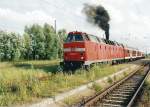 Den zugewucherten Bhf Bentwisch b.Rostock verl�sst am 26.06.2002 die 219 038 mit der RB 33319 nach R�vershagen.Hinweis:Eingescanntes Bild!