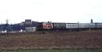 210 002-5 mit Nahverkehrszug in Illertissen im Mai 1980. Der erste Wagen ist ein Packwagen Behelfswagen MDyg 986; dann folgt ein Silberling Typ ABn(zb) 703 und weitere Typ Bnb 721/722.