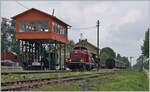 Das berühmte alte Stellwerk von Konstanz steht nun in Die Diesellok 211 041-9 (92 80 1211 041-9 D-NeSA) mit einem stimmigen Zug aus Umbauwagen wartet als  Morgenzug  im Bahnhof Zollhaus Blumberg;