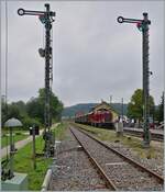 Die Diesellok 211 041-9 (92 80 1211 041-9 D-NeSA) steht mit ihrem  Morgenzug  im Bahnhof Zollhaus Blumberg für die Fahrt nach Weizen bereit.

27. August 2022