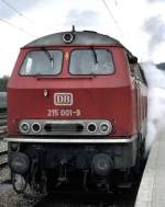 Das bunte Leben der 215 001-9, in Auslieferungsfarbe in Ulm im Mai 1980.