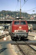 215 136-3 mit Nahverkehrszug in Ulm am 22.10.1983.