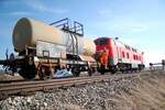 225 088-8 mit Gefahrgut-Kesselwagen 23 RIV 80 DB 736 9 738-1 P Gefahrgut 80/1830 Schwefels�ure zur damaligen Firma Cognis am 20.02.2008.