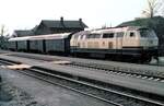 215 094-4 mit Umbauwagen mit Gepäckabteil und Schwanenhals-Drehgestellen und einem Umbauwagen der Allgäu-Zollern-Bahn in Illertissen (grüner Streifen) im Februar 1990.