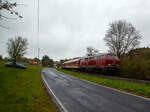 Die für Steilstrecken zugelassenen 215 086-0 (eigentlich 225 086-8 / 92 80 1225 086-8 D-EVG) der RE - Rheinische Eisenbahn, mit einem Sonderzug am 22 April 2017 in Obererbach (Westerwald) auf der