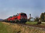 Die 217 021 mit der 217 012 und der 233 586 am 12.10.2010 mit einem Kesselwagenzug unterwegs bei Heiligenstatt.