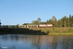 217 002 zieht einen leeren Autotransportzug BLG nach Cheb bei Oberteich.