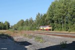 217 002 erreicht Arzberg mit einem leeren Autotransportzug BGL nach Cheb.