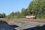 217 002 erreicht Arzberg mit einem leeren Autotransportzug BGL nach Cheb.