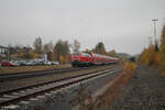 218 424-0 zieht mit dem RE2 4861 Hof - München durch Wunsiedel-Hohlenbrunn.