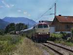 Die 218 105 am 01.08.2010 mit dem TEE als RB unterwegs bei Traundorf.