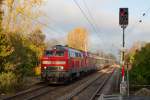 Die Kemptener 218 490-1 wurde am 26.10.14 bei ihrer Durchfahrt am Haltepunkt Poing fotografiert.